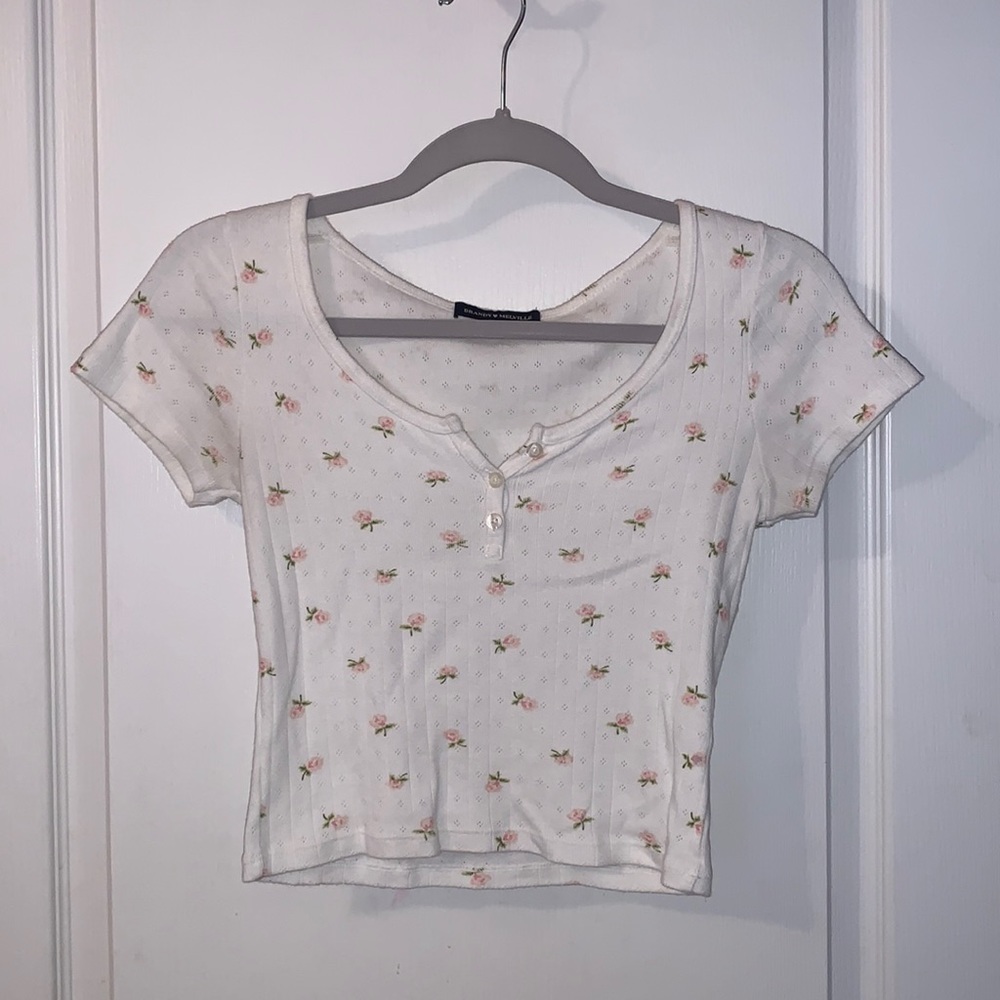 Size: Small Brandy Melville White and Pink Floral Cropped Zelly Top